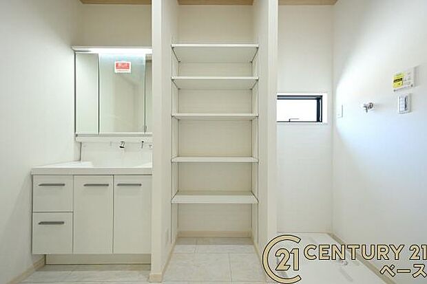 ■現地撮影写真■三面鏡タイプのミラーキャビネット!収納スペースも豊富です!