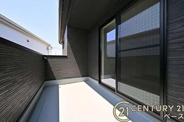 ■現地撮影写真■日当たりのよいバルコニー!洗濯物もよく乾きます!