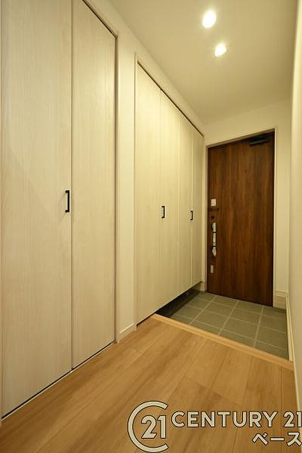 ■現地撮影写真■明るく開放的な玄関が家族やお客様を迎えてくれます!