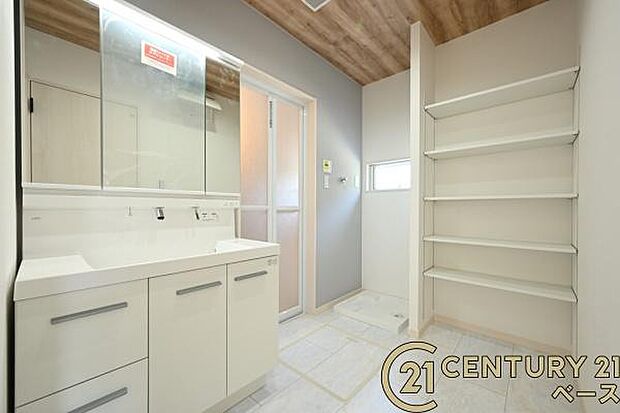 ■現地撮影写真■三面鏡タイプのミラーキャビネット!収納スペースも豊富です!