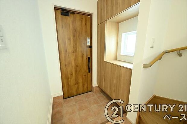 ■現地撮影写真■すっきりとした明るい玄関が家族やお客様を迎えてくれます!