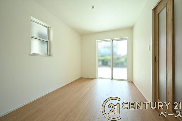 ■現地撮影写真■ご家族でくつろいでいただける約16帖の広々としたリビング!