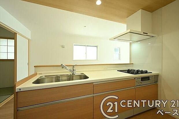 ■現地撮影写真■広々キッチンで快適にお料理!便利な収納スペースも完備!