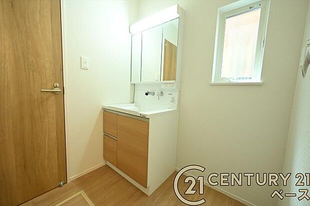 ■現地撮影写真■三面鏡タイプのミラーキャビネット!収納スペースも豊富です!