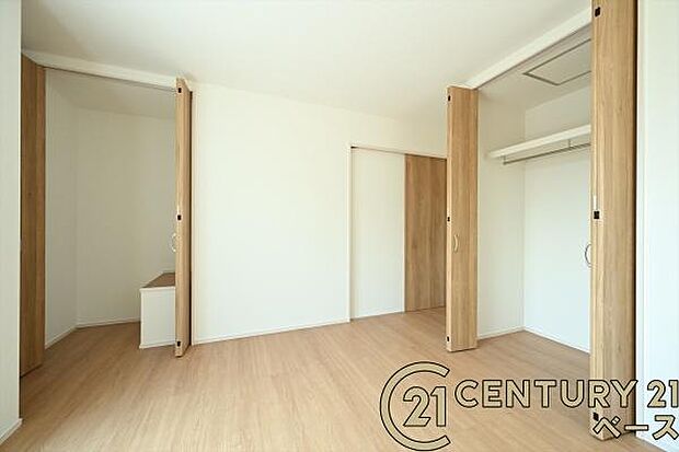 ■現地撮影写真■冬物のコートや季節のものなどたくさんしまえる広さ!