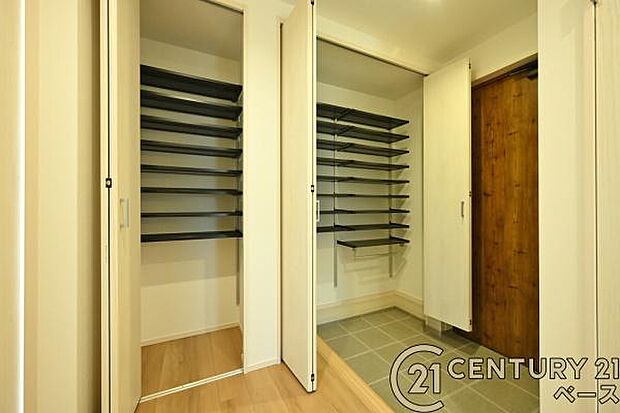 ■現地撮影写真■すっきりとした明るい玄関が家族やお客様を迎えてくれます!