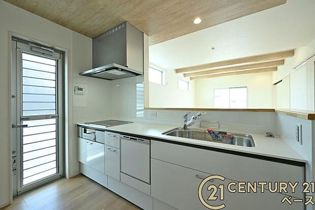 ■現地撮影写真■収納力と使いやすさを追求したシステムキッチンです!食洗機付きで毎日の洗い物も楽々!