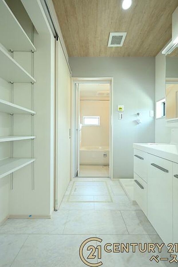 ■現地撮影写真■ ゆったりとした広さの快適な洗面スペースです!