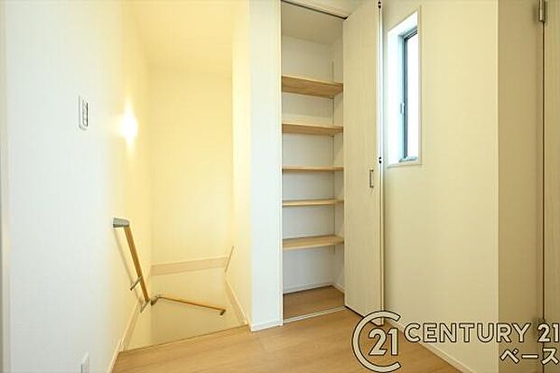 ■現地撮影写真■あると嬉しい便利な廊下収納を完備!