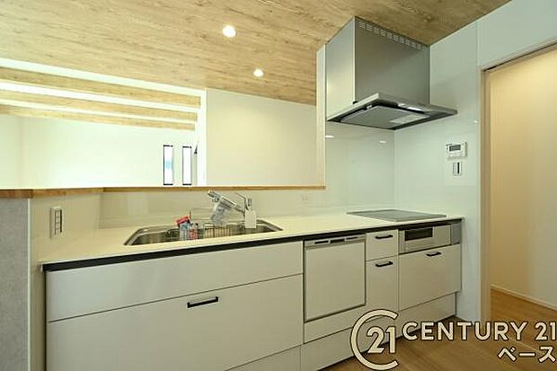 ■現地撮影写真■収納力と使いやすさを追求したシステムキッチンです!食洗機付きで毎日の洗い物も楽々!