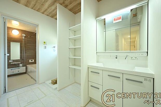 ■現地撮影写真■ ゆったりとした広さの快適な洗面スペースです!