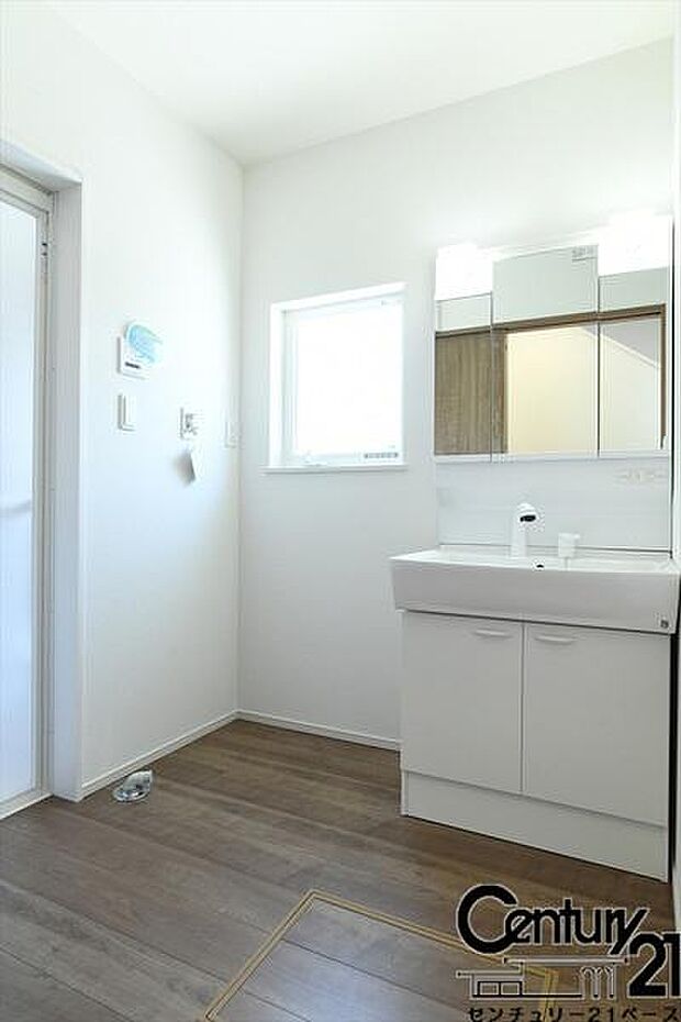 ■三面鏡タイプのミラーキャビネット!収納スペースも豊富です!