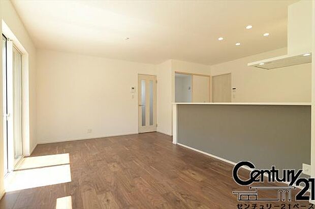 ■窓ガラスは紫外線76%カットで安心のLOW-Eペアガラスを採用!結露防止にも効果的です!■