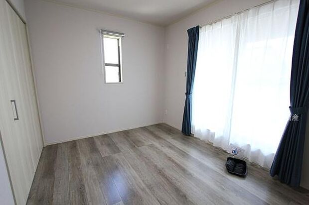 2号棟：バルコニーに面した明るい洋室！(2025年09月撮影)