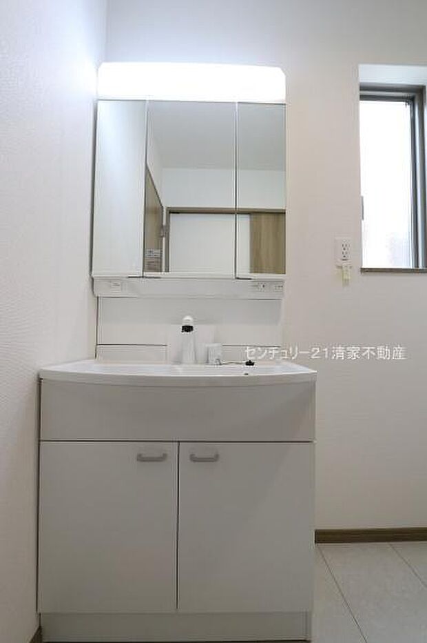 Ａ号棟：ワイドな鏡を備えた洗面化粧台(2026年05月撮影)