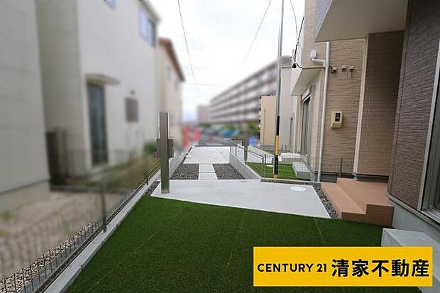 D号棟:駐車スペース3台可(車種による)(2026年05月撮影)