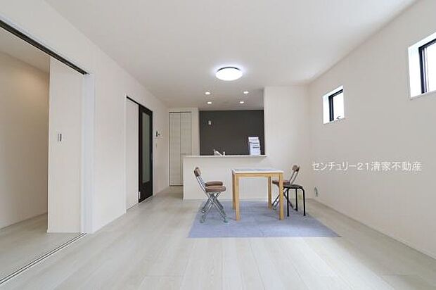 2号棟：明るい日差しが入るリビング！(2026年04月撮影)