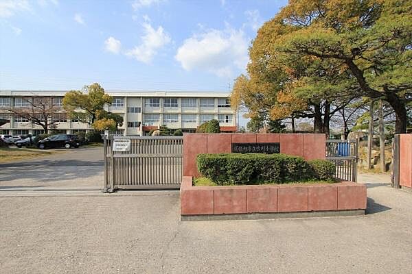 渋川小学校まで1000m、渋川小学校まで1000m(徒歩約13分)