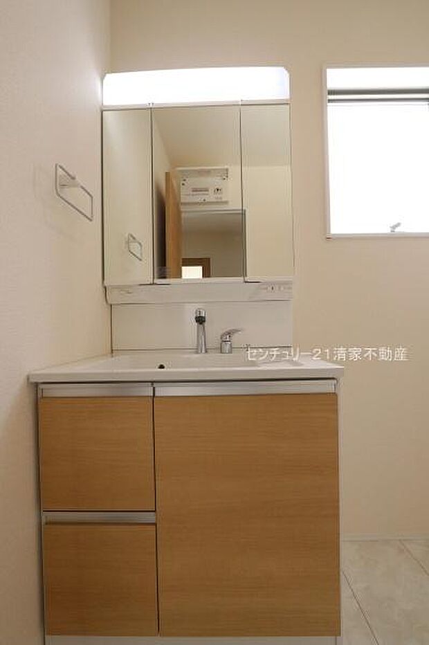4号棟:ワイドな鏡を備えた洗面化粧台(2026年04月撮影)
