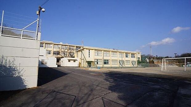 水無瀬中学校まで2600m、水無瀬中学校まで2600m(徒歩約33分)