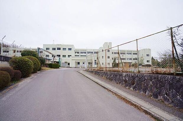 幡山東小学校まで1700m、幡山東小学校まで1700m(徒歩約22分)