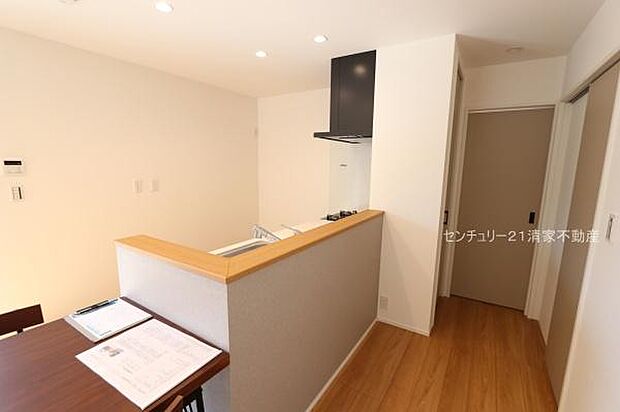 2号棟:リビングを見通せるカウンターキッチン!(2026年03月撮影)