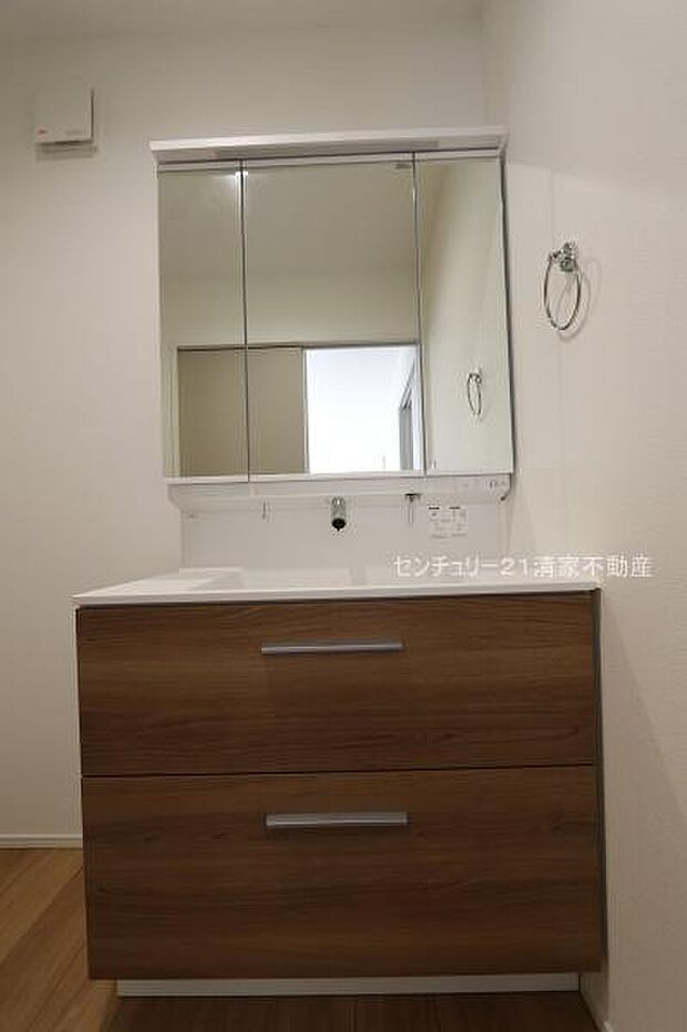 2号棟:ワイドな鏡を備えた洗面化粧台(2026年03月撮影)