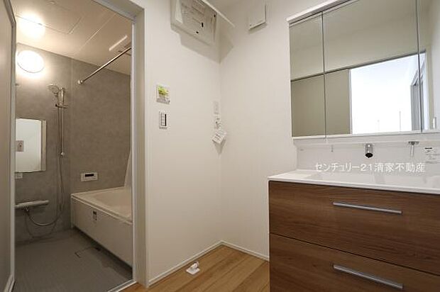 2号棟:ゆとりの洗面スペースで身支度もスムーズ!(2026年03月撮影)