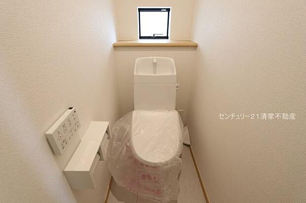 白を基調とした、清潔感のある水廻りです。(2026年08月撮影)