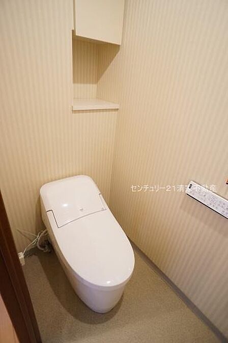 白を基調とした、清潔感のある水廻りです。(2026年08月撮影)