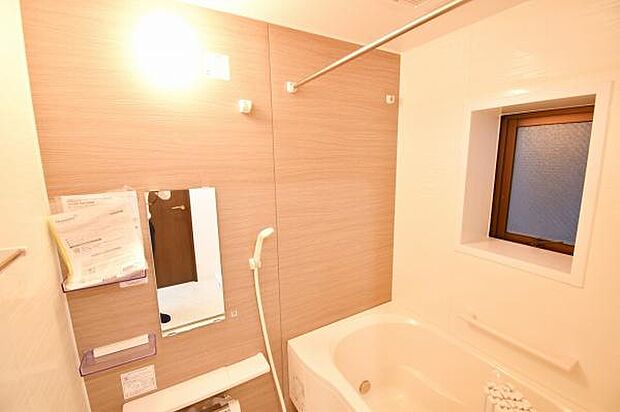 シンプルで清潔感のあるバスルーム！！窓付きバスルームで一日の疲れを癒してください！