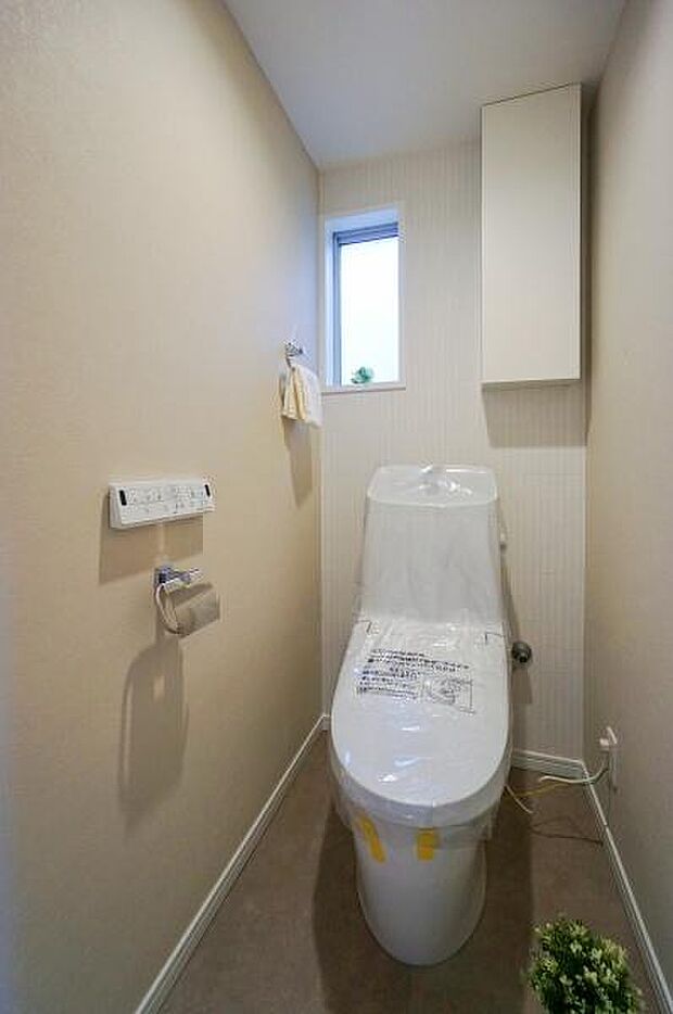 清潔感のある内装のすっきりとしたデザインのトイレです。水周りが綺麗だと安心ですね。