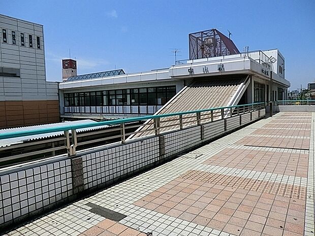 中山駅(JR 横浜線)まで2458m、バス約15分。駅周辺には、大きなスーパー、ファミリーマート、薬局、マクドナルド、焼肉屋さんなどの生活利便施設が充実。