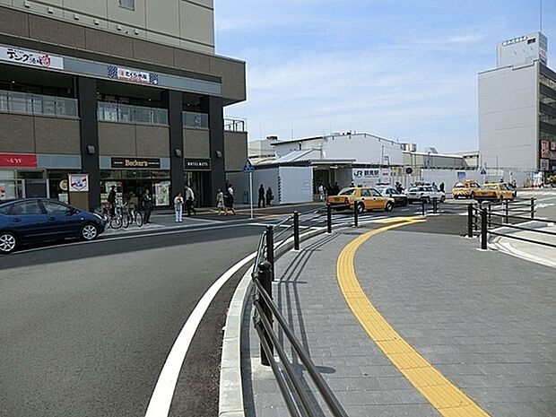 鶴見駅(JR 京浜東北線)まで2476m、京浜東北線、鶴見線の2路線と京浜急行線が通っている大型駅です。都内に出るのも、川崎や横浜方面にアクセス出来ます。