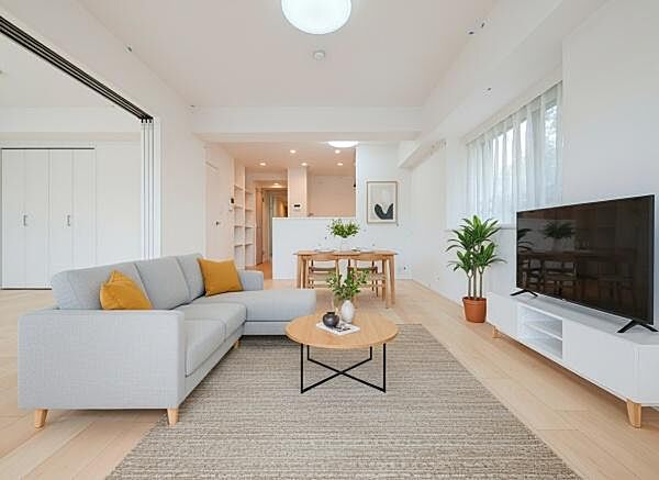 窓からは明るい光が差し込みます！自然と家族が集まる空間です♪※家具等はディスプレイであり、販売価格に家具は含まれておりません