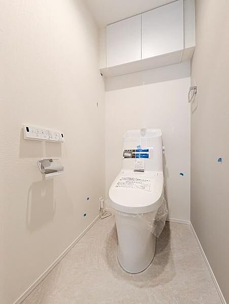 清潔感のある内装のすっきりとしたデザインのトイレです。水周りが綺麗だと安心ですね。