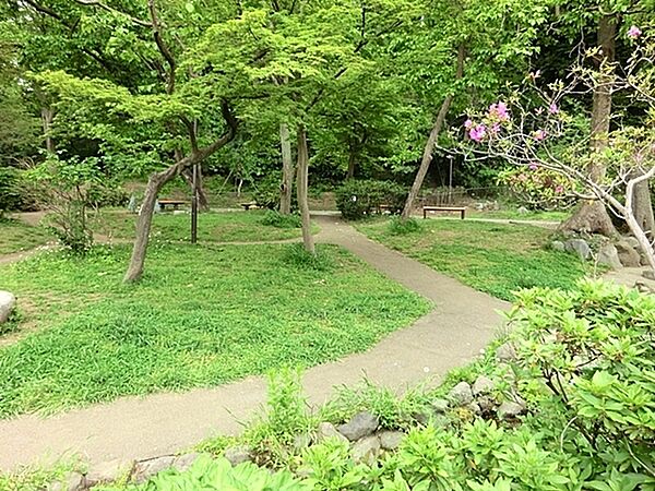 蒔田の森公園まで490m、徒歩約6分です。横浜市南区にある住宅街の、子どもが走り回れる広さの公園です。公園の設備には水飲み・手洗い場があります