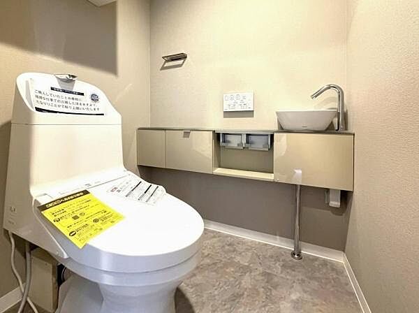 清潔感のある内装のすっきりとしたデザインのトイレです。水周りが綺麗だと安心ですね。