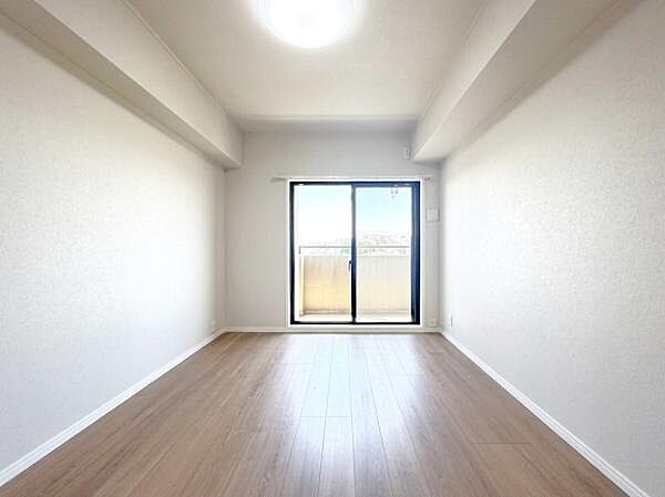 広さも十分で窓からの光が嬉しい洋室です。