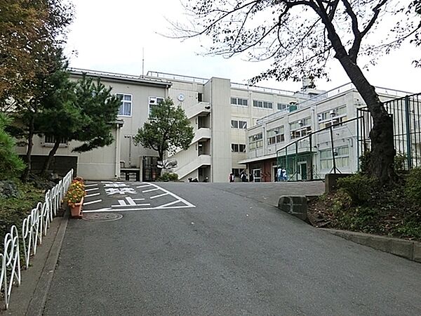 横浜市立南が丘中学校まで746m、徒歩約10分です