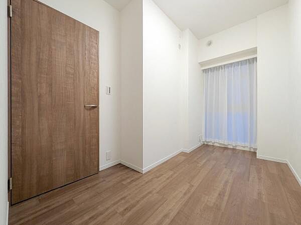 広さも十分で窓からの光が嬉しい洋室です。