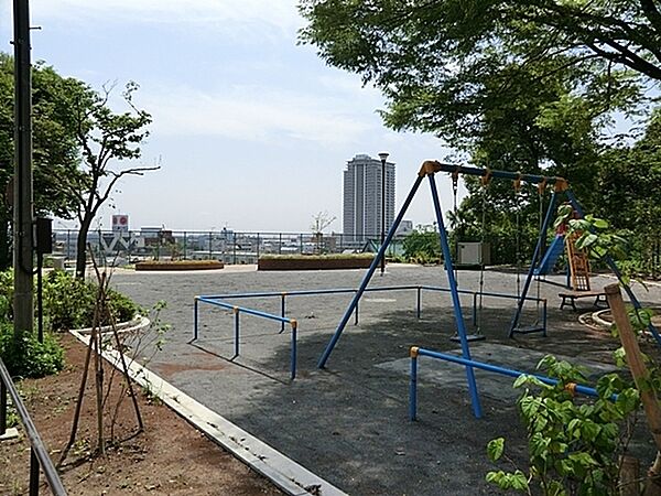 中原第二公園まで660m、徒歩約8分です。住宅街の比較的広めな公園です。公園の設備には水飲み・手洗い場があります。