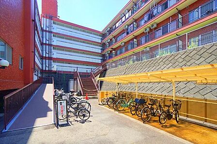 共用部はしっかりと清掃がされており、スロープも完備しております！安心・快適にお住まいいただけます。