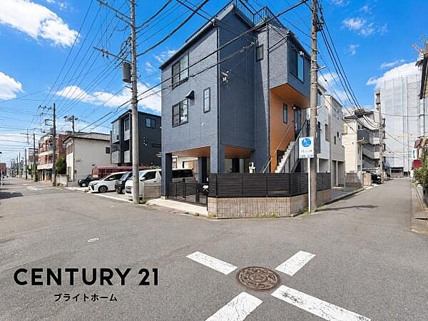前面道路が広いので、安心して駐車可能です！是非現地へお越しください。