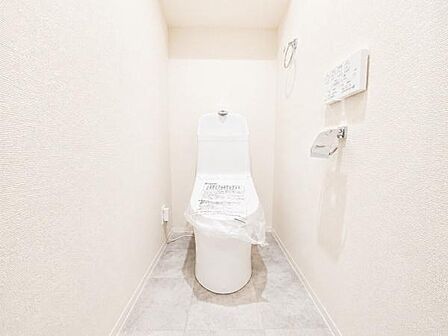 清潔感のある内装のすっきりとしたデザインのトイレです。水周りが綺麗だと安心ですね。