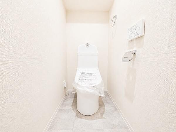 清潔感のある内装のすっきりとしたデザインのトイレです。水周りが綺麗だと安心ですね。