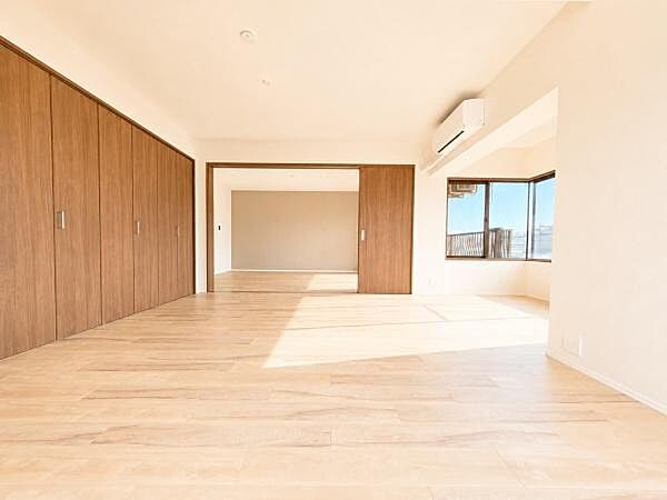 窓が多く明るい洋室です！休日はこちらでおくつろぎ下さい♪