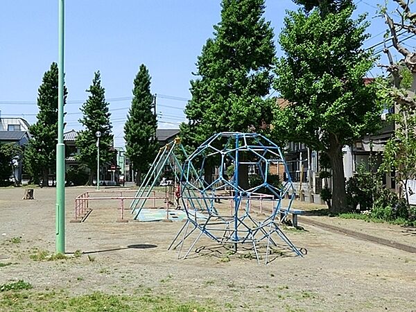 古市場第2公園まで375m、住宅地にある広めの公園です。デザインされた扇型の広場と三角敷地に遊具が並んでいます。