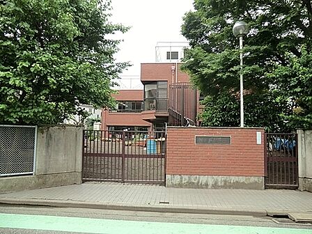 桜ケ丘幼稚園まで858m、徒歩約10分です。とても穏やかな雰囲気で、伝統もある幼稚園です。先生方も親切で子供が自由に伸びやかに過ごせると評判です。