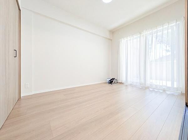 窓からの光が嬉しい洋室です。収納もあり、荷物が多い方にも安心です♪